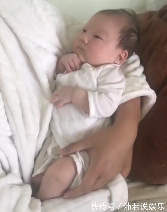 网络|“瞌睡爸爸”走红网络，看宝宝无奈的眼神，网友谁哄谁睡觉呢