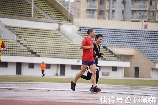 下雨天 361度爆沫雨屏不到两百元的防水好鞋 爆米花中底又软又弹