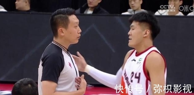 黄岳|黄荣奇撞人没事，赵泰隆为队友出头吃违体犯规，锅最后还是裁判的