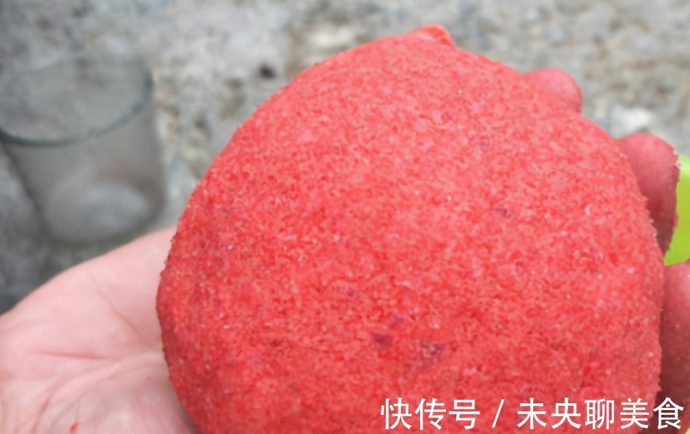 冬季钓鱼饵料有什么技巧？用好这几招，鱼儿排队往这靠