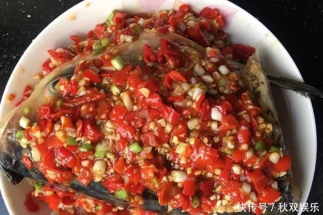 鱼头这样做最好吃,鲜美无腥味,不仅闻着香,吃起来也让人很馋