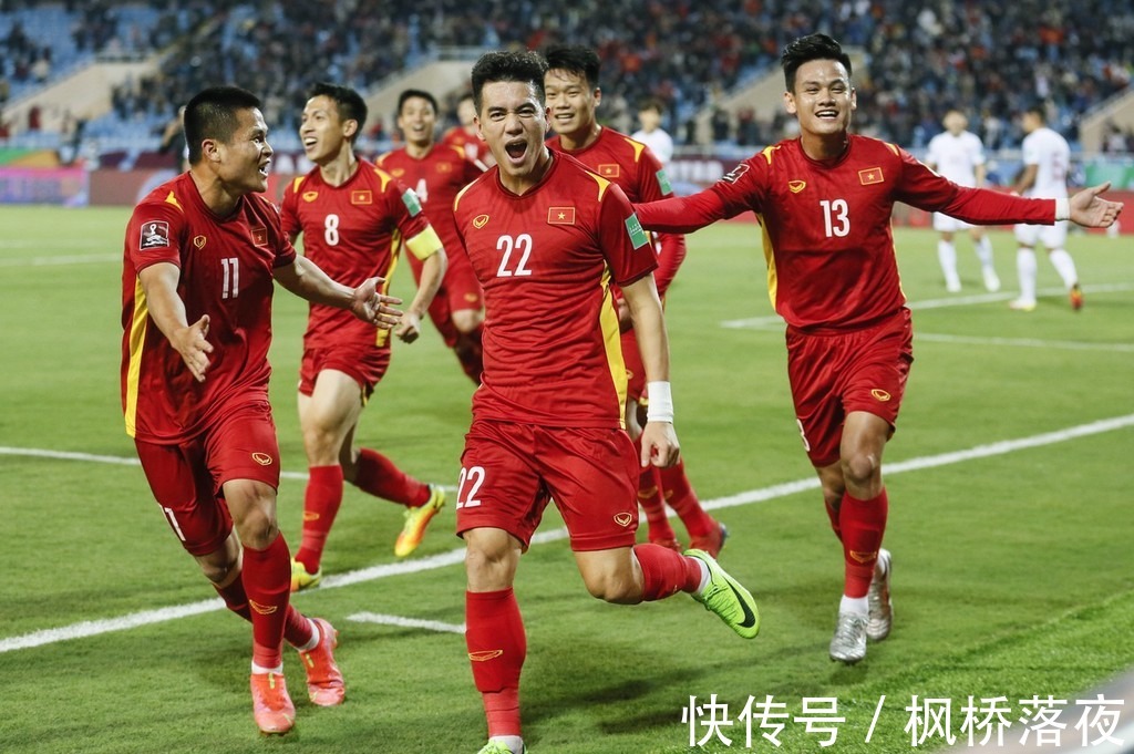 亚洲赛场|20分钟内2度让日本足球低头！中国32岁老将闪耀亚洲赛场，真牛！