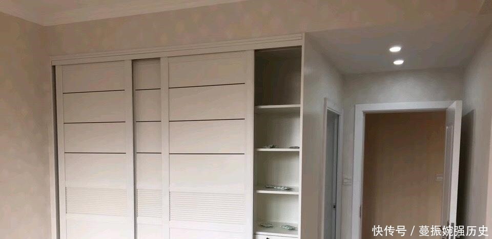 电视墙|刚做完保洁的新房,全屋漂亮极了,电视墙镶金边,估计你没见过