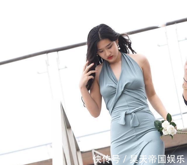 雾霾 雾霾蓝色高级优雅,和连衣裙组合在一起,显现浪漫温婉的轻熟风格!