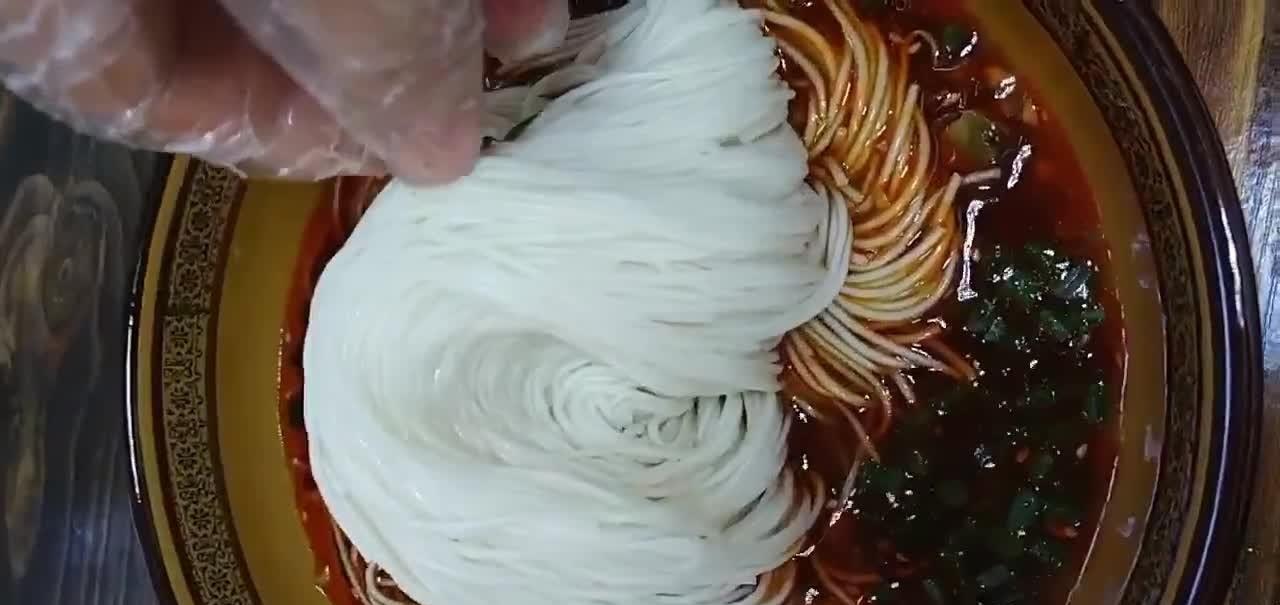 家常版酸辣面的做法，口感劲道麻辣酸爽，从头至尾不超过10分钟