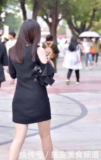 牛仔裤|时尚街拍,鲜艳的紧身露脐T恤衫,搭配牛仔裤,演绎性感美