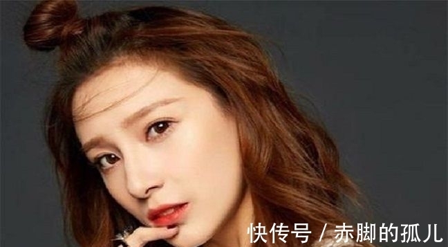 中央电视台|董卿接班人马凡舒,走秀时一个动作让在场人惊了,她做了什么