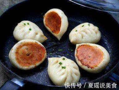 “水煎包”到底先煮还是先煎很多人做错了,难怪你做的不好吃
