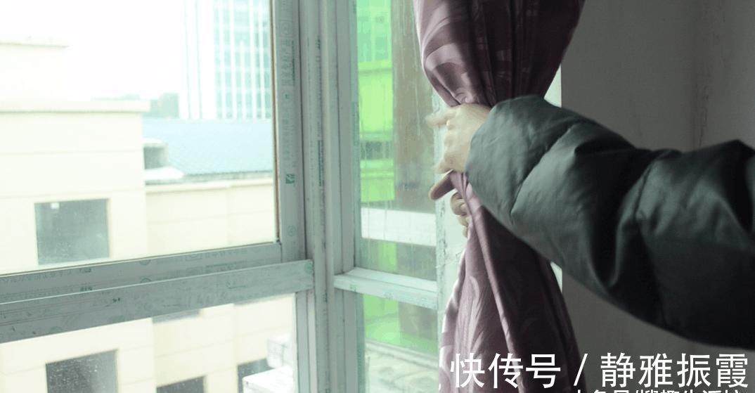 才知道窗帘旁放个塑料瓶的好处, 真是太实用了, 家家户户都用得到