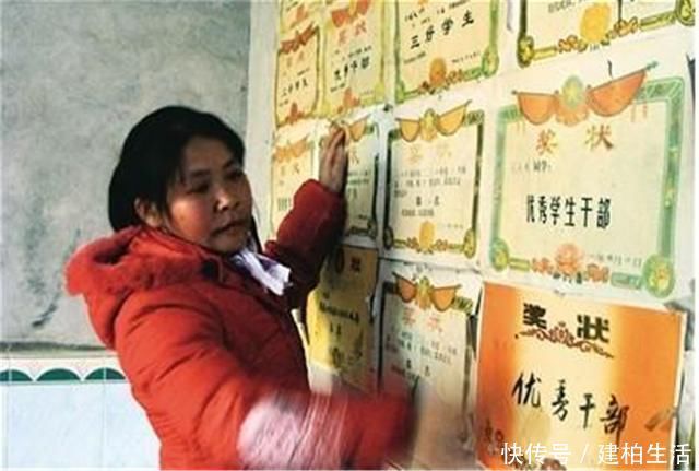 错别字|儿子喜滋滋拿回一张奖状,看清上面的字后宝妈怒了,坑娃不识字