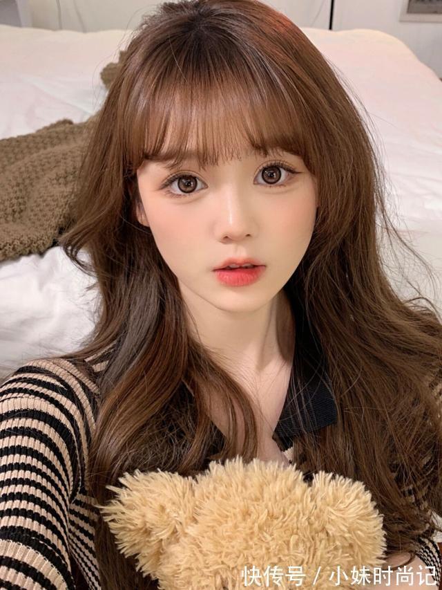 妆容|美女漂亮了穿什么都好看,V领薄款毛衣再搭配上减龄妆容,漂亮