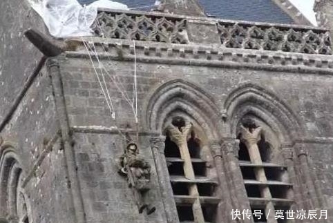 诺曼底|一个被挂在法国教堂上的美国伞兵,他在这里已经挂了70多年