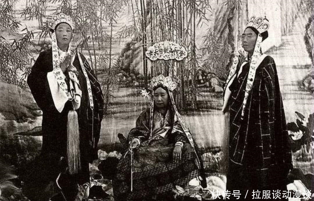 李莲英|老照片:身穿袈裟的李莲英,慈禧西逃回京被偷拍,还向洋人挥手帕