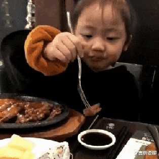 架势|“对门刚搬来的小姐姐开着门做饭,好奇瞅了一眼,这架势是刚睡醒?”,哈哈哈哈!