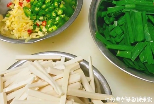 做法简单，口感滑嫩，没有肉也特别香，上桌孩子都抢着吃