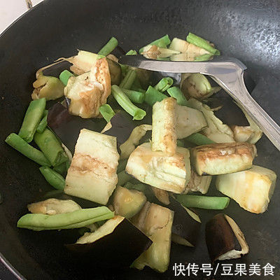 美味|这道家庭版豆角茄子烩菜 美味易上手，家人天天求我做