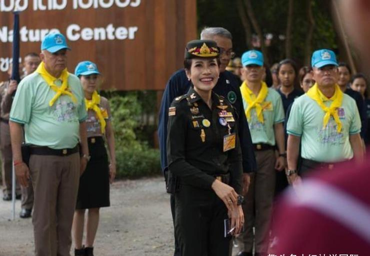 继子|诗妮娜贵妃变聪明了！军装佩戴提帮功照片，主动给继子抛出橄榄枝