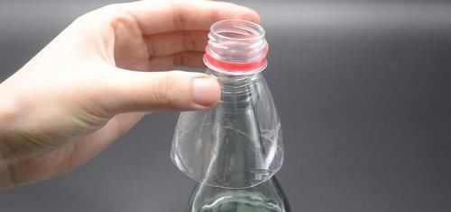 你家有废旧的塑料瓶吗?简单一改造放在厨房,一年能省下不少钱