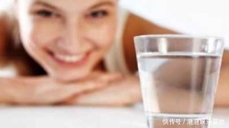 早晨起来要不要空腹喝水?很多人都做错了,别等进医院再后悔