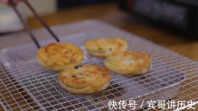 排队4个小时才能吃到的网红葱油饼，只要简单几步在家就能做