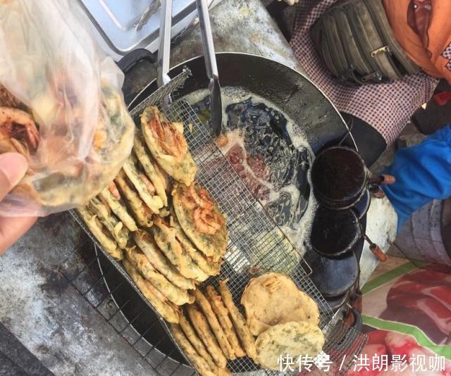 食客|便宜到让人怀疑的小吃,大妈摆摊卖油炸虾,食客都问钱够吗