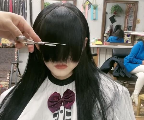 发型师|女孩剪了款御姐刘海后,居然引起其他女生嫉妒,男生:瞬间就想表白了