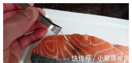 培根|煎鱼时，直接下油锅是不对的，掌握这个技巧，鱼皮不破、鱼肉不散
