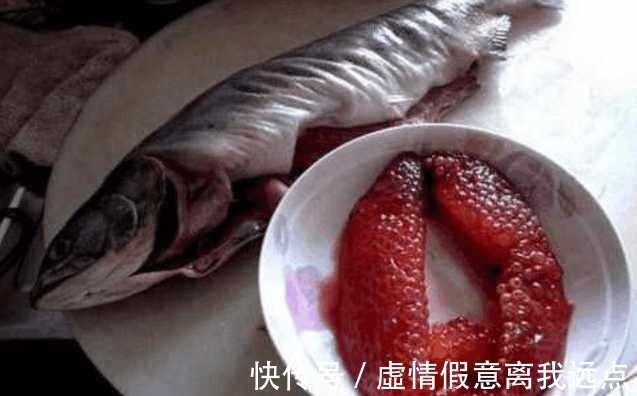 男子放假去钓鱼,朋友钓9条,他只钓一条,回家剖开鱼肚乐坏了