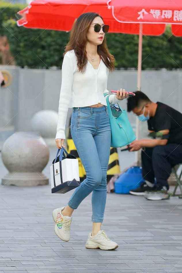 修身|辣妈搭配一条修身牛仔裤，搂起头发的片刻间，举手投足尽显魅力
