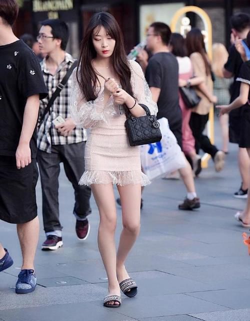 美丽的穿搭，试着修身精致的短裙，让你遇见更美丽的自己