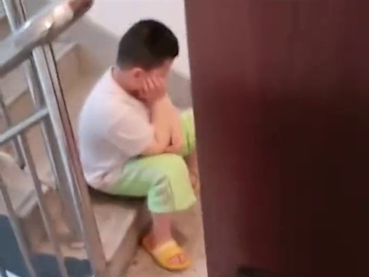 训斥|妈妈训斥儿子，儿子用吻平息妈妈怒火，网友：认错精髓拿捏到了！