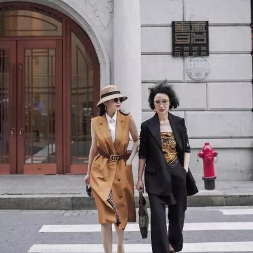 减龄大气！三木妈妈的“轻奢风格”太实用，选对单品，轻松逆龄