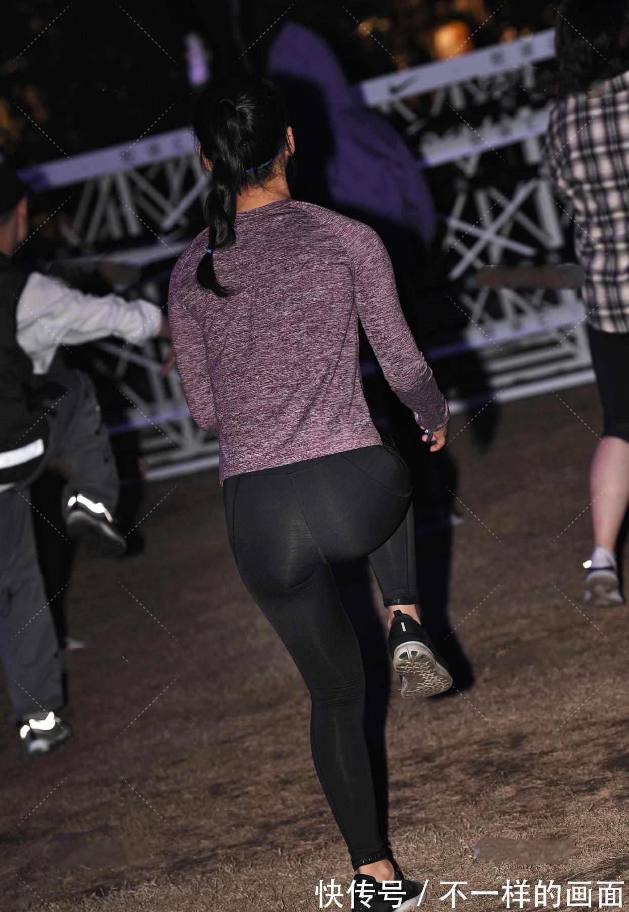 运动装|黑色紧身瑜伽裤搭配灰紫色上衣,低调性感,休闲舒适的运动装