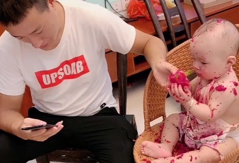 奶爸|“佛系奶爸”带娃吃火龙果走红,娃内心毫无波澜 是爸爸弄得!