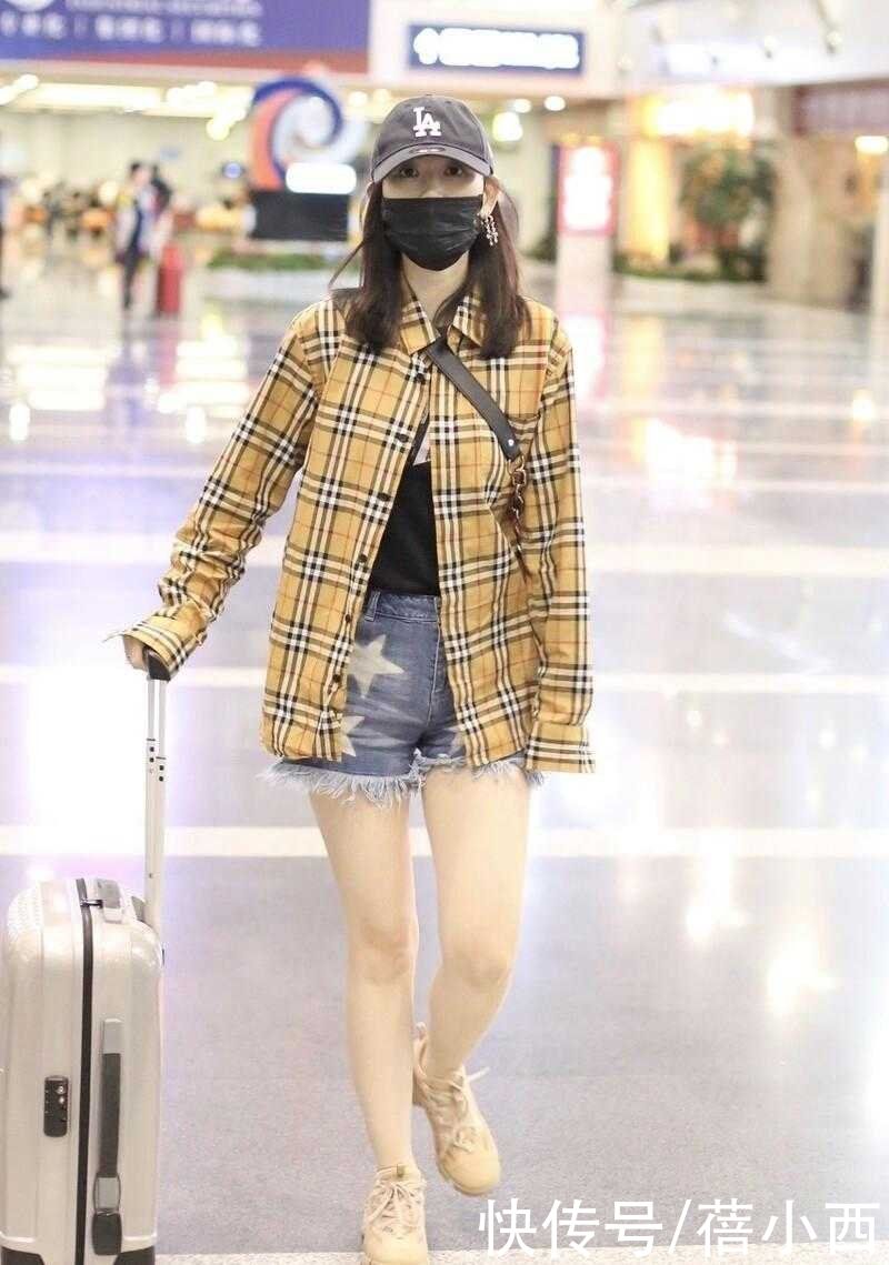 格纹|马蓉还不出道可惜了，穿大牌衬衫配短裤走机场，戴棒球帽嫩成00后