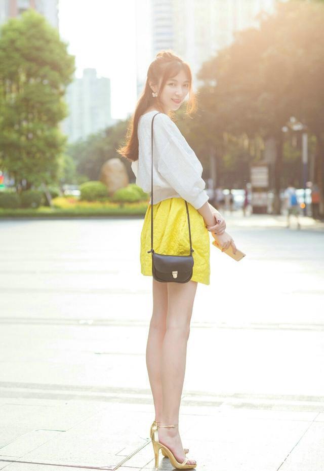 街拍:穿黄色短裤的小姐姐,身材曲线真完美,笑容也很甜