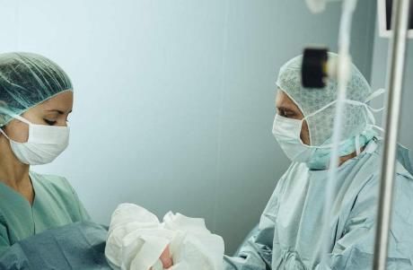 剖腹产|预产期过了4周,孕妇才去医院剖腹产,医生剖开后差点被熏晕