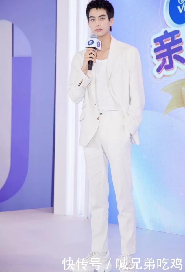 寸头|宋威龙多“时髦”斑马造型腿真长,寸头配迷彩鞋,没颜值不敢穿