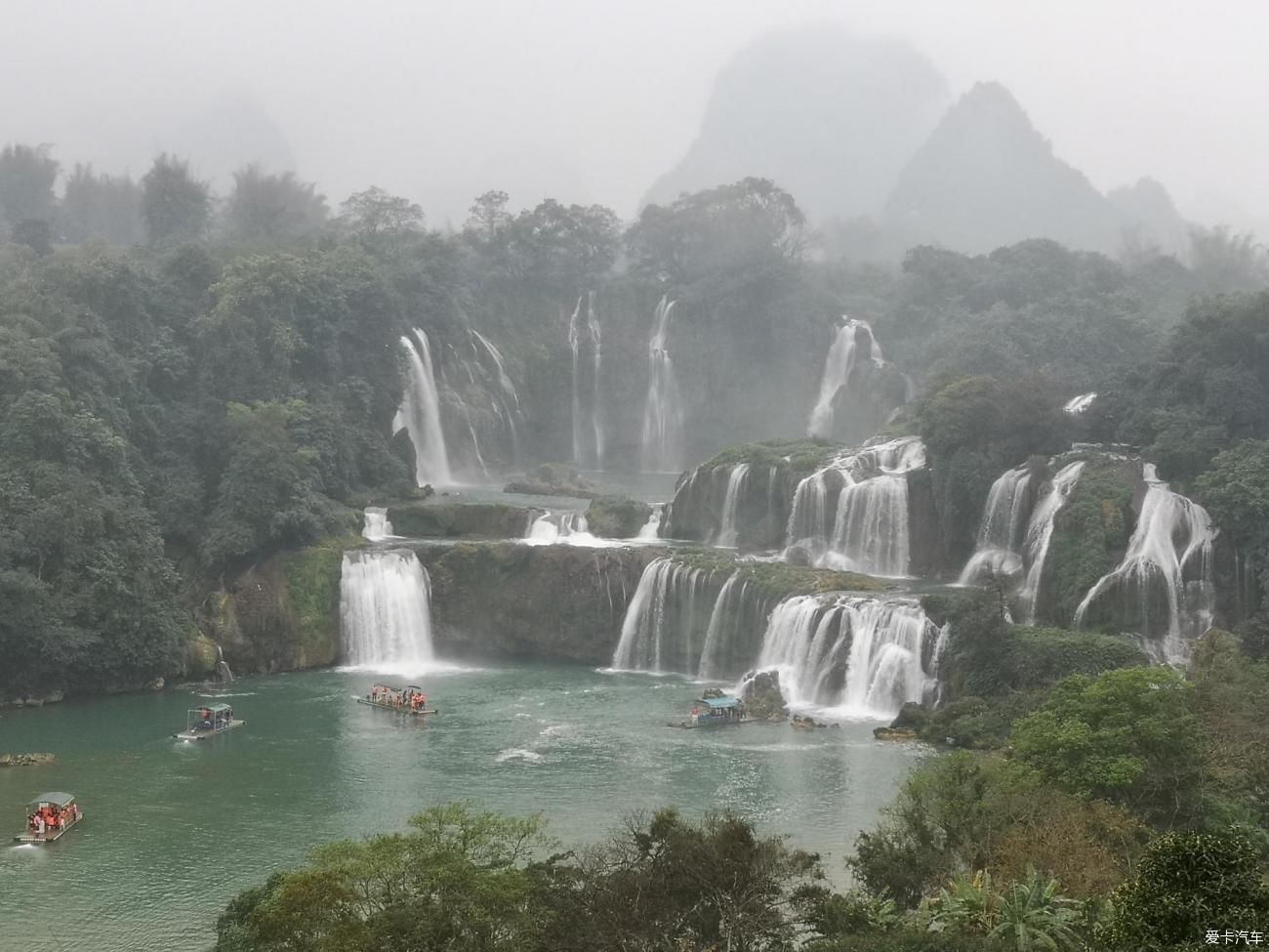 德天大瀑布好壮观，青山碧水的的自然风光无限美好！