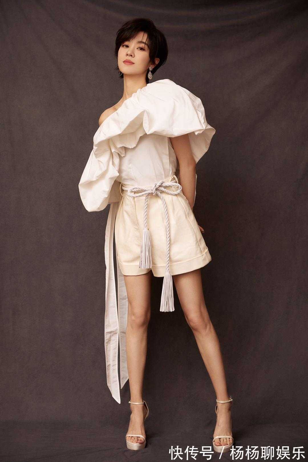 身材高挑 毛阿敏又美回来了,一身白色穿搭配短发很高级,身材高挑气场足