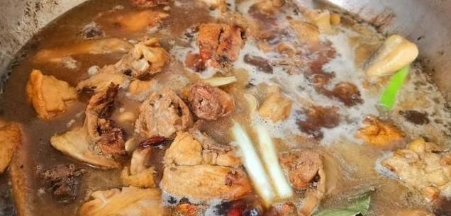 炖鸡时,要不要先焯水?大厨:教你正确做法,鸡肉鲜香又入味