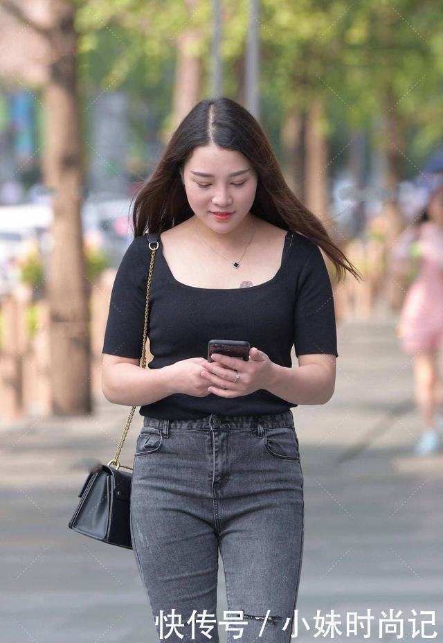 街拍：牛仔裤搭配上小技巧，get之后，搭配高级洋气感觉