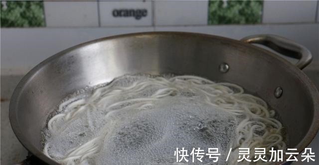 鸡蛋|鸡蛋葱油拌面，简单易学，好吃健康！