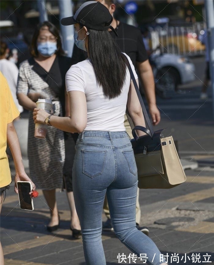 休闲风 简单不是普通,白色上衣搭配牛仔裤,简约休闲风突显“洒脱”的气质