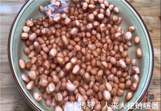 今天才知道,炒花生米不能先放油,教你饭店的诀窍,更香脆不返潮