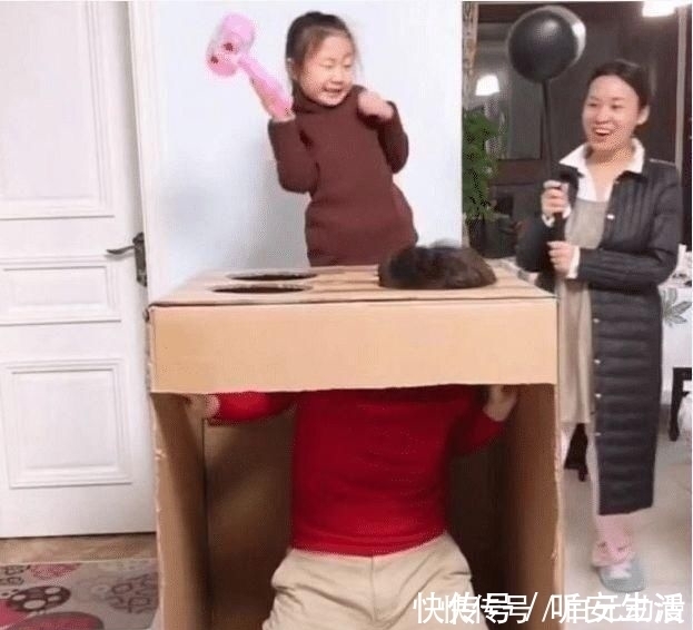 运动能力|“地鼠奶爸”陪女儿玩游戏走红,最后妈妈那一下,女儿吓到闭眼
