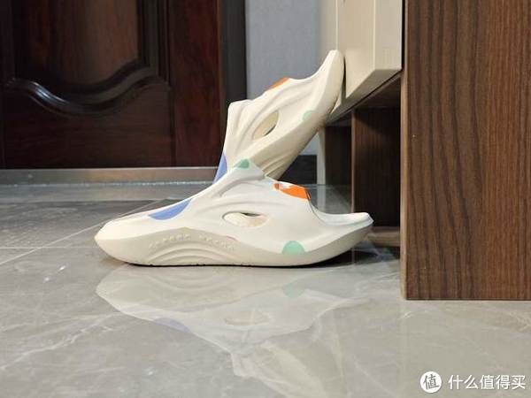 鞋子|拖鞋带有缓震功能是一种什么体验？