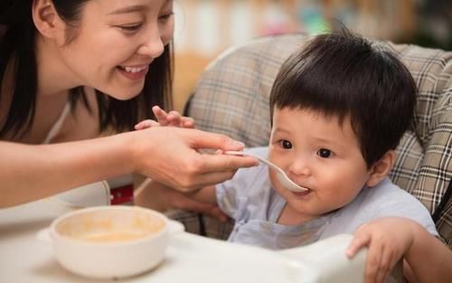 小雯|宝宝什么时候可以吃大人饭?3个方面告诉你答案,看完就懂了