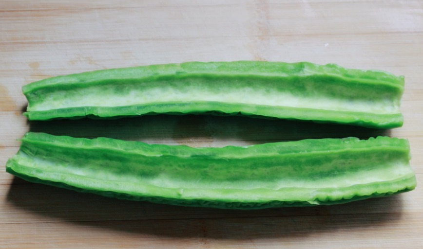 炒苦瓜,不要切了就下锅,炒前“多做两步”,脆爽可口,苦味淡