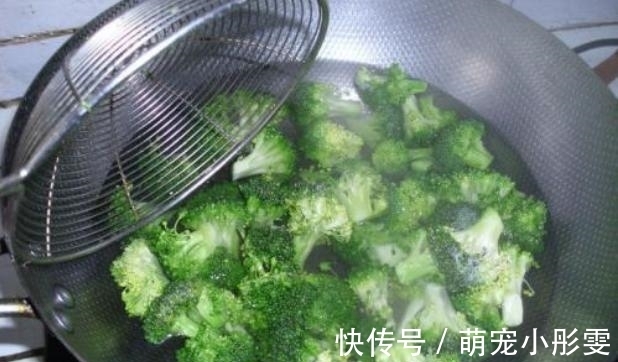焯水|吃这4类食物必须要焯水，为了家人的健康，再懒也不能省这1步